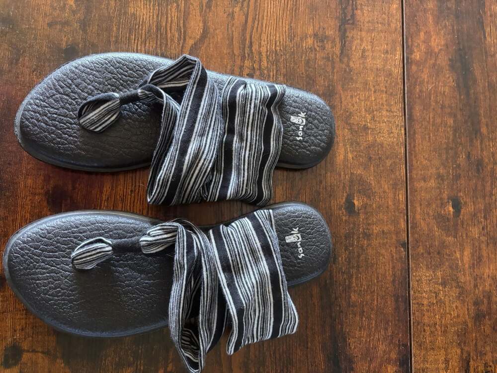 Sanuk Women's Yoga Sling 2 Black White Striped Fabric Thong Sandals Size 7